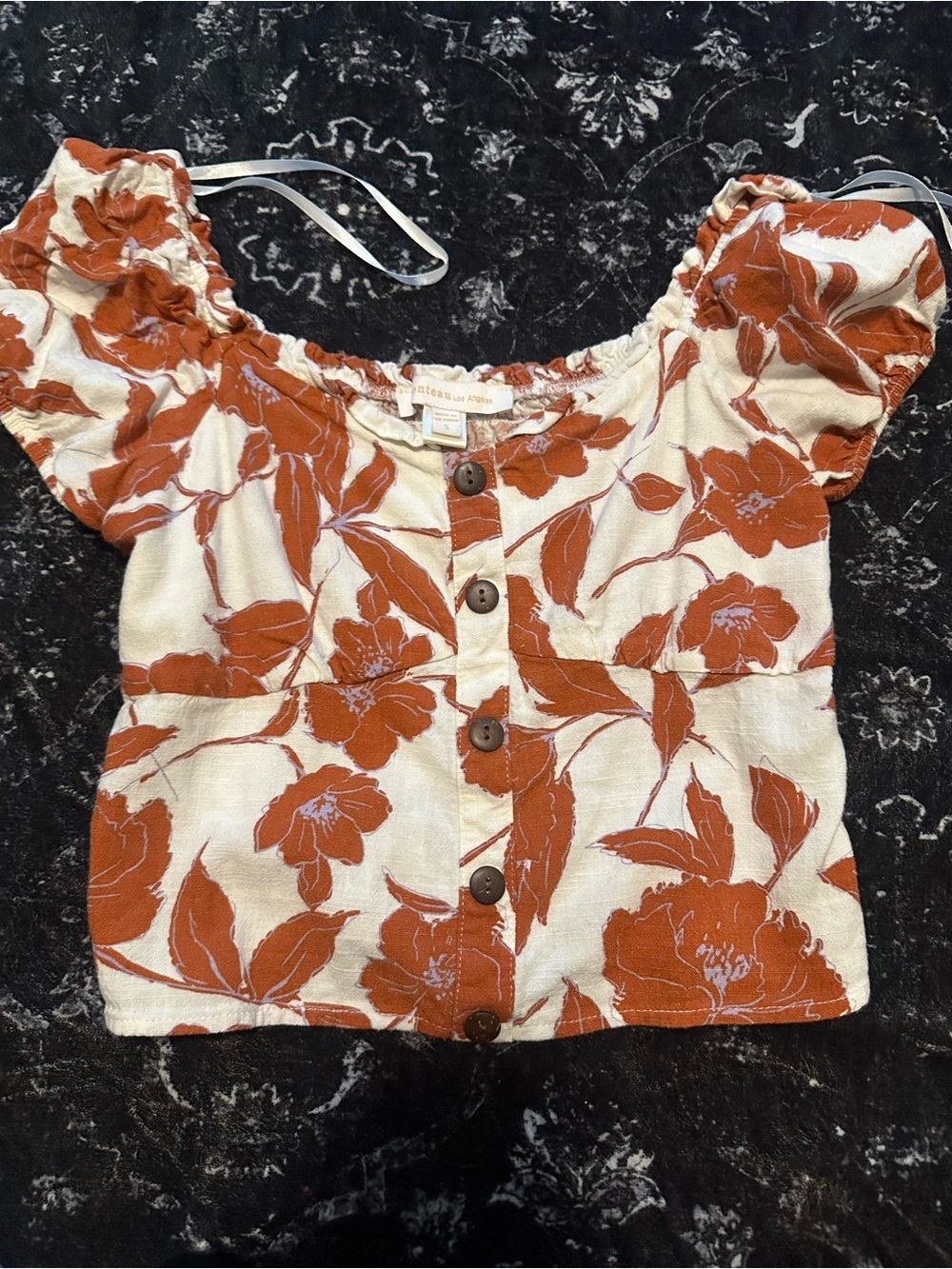Button-Front Rust Floral Crop Top - monteau